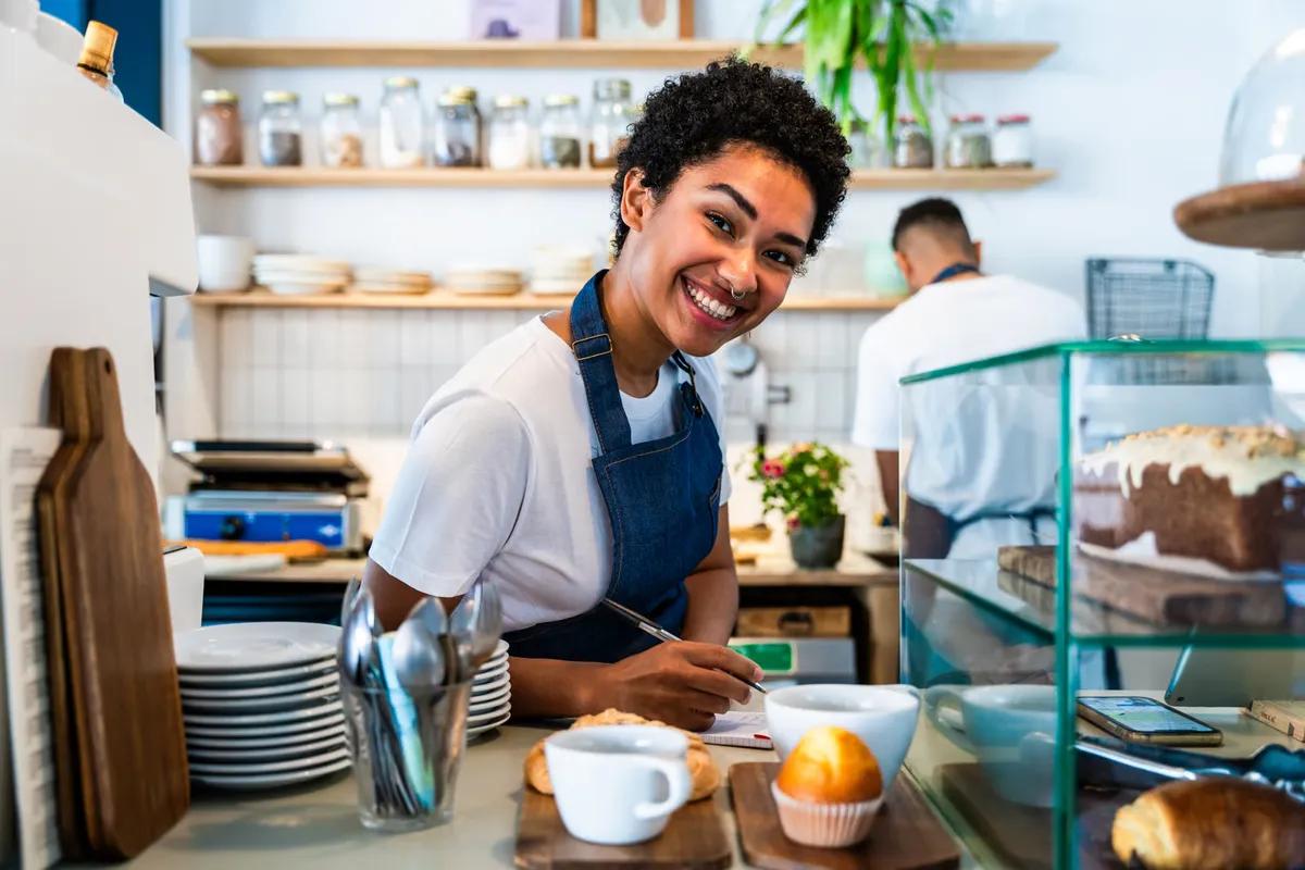 Emprendedora atendiendo su cafetería