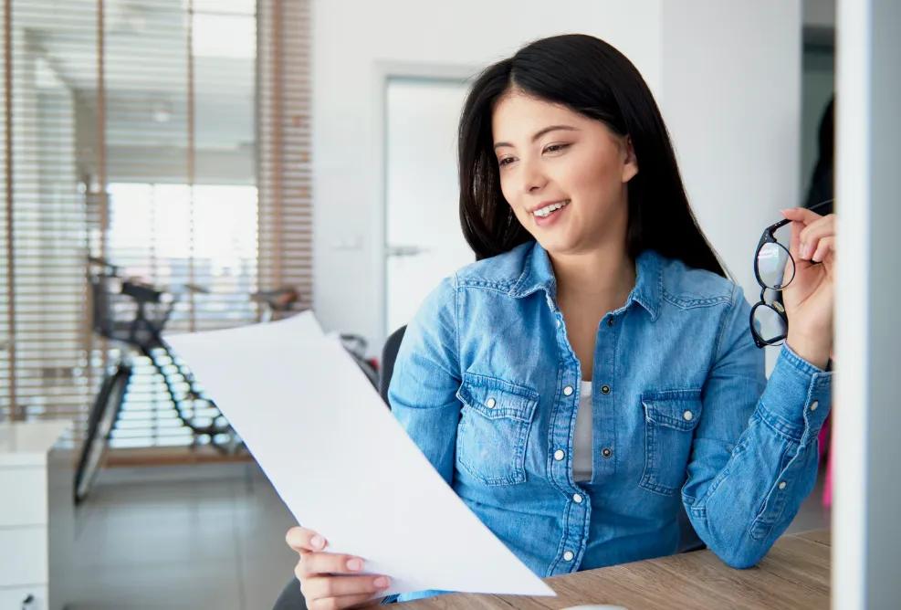 Mujer revisando documentos