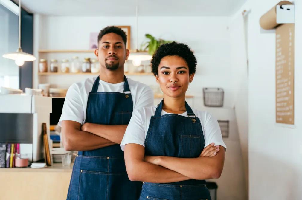 Equipo de un negocio mexicano trabajando