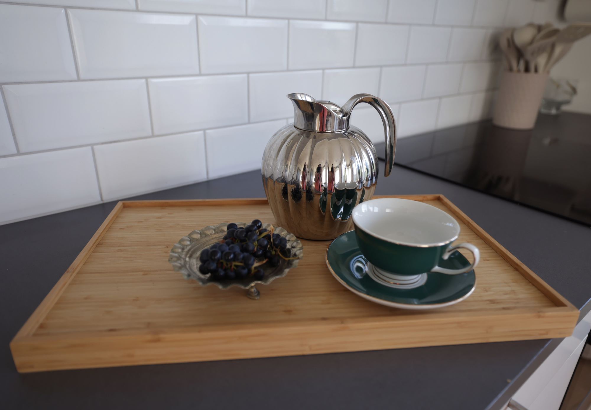Bricka med kaffekopp på köksbänken