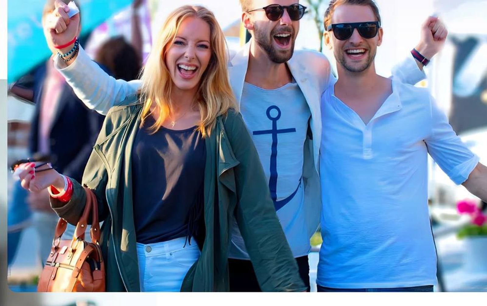 Tre vänner jublar utomhus på ett event