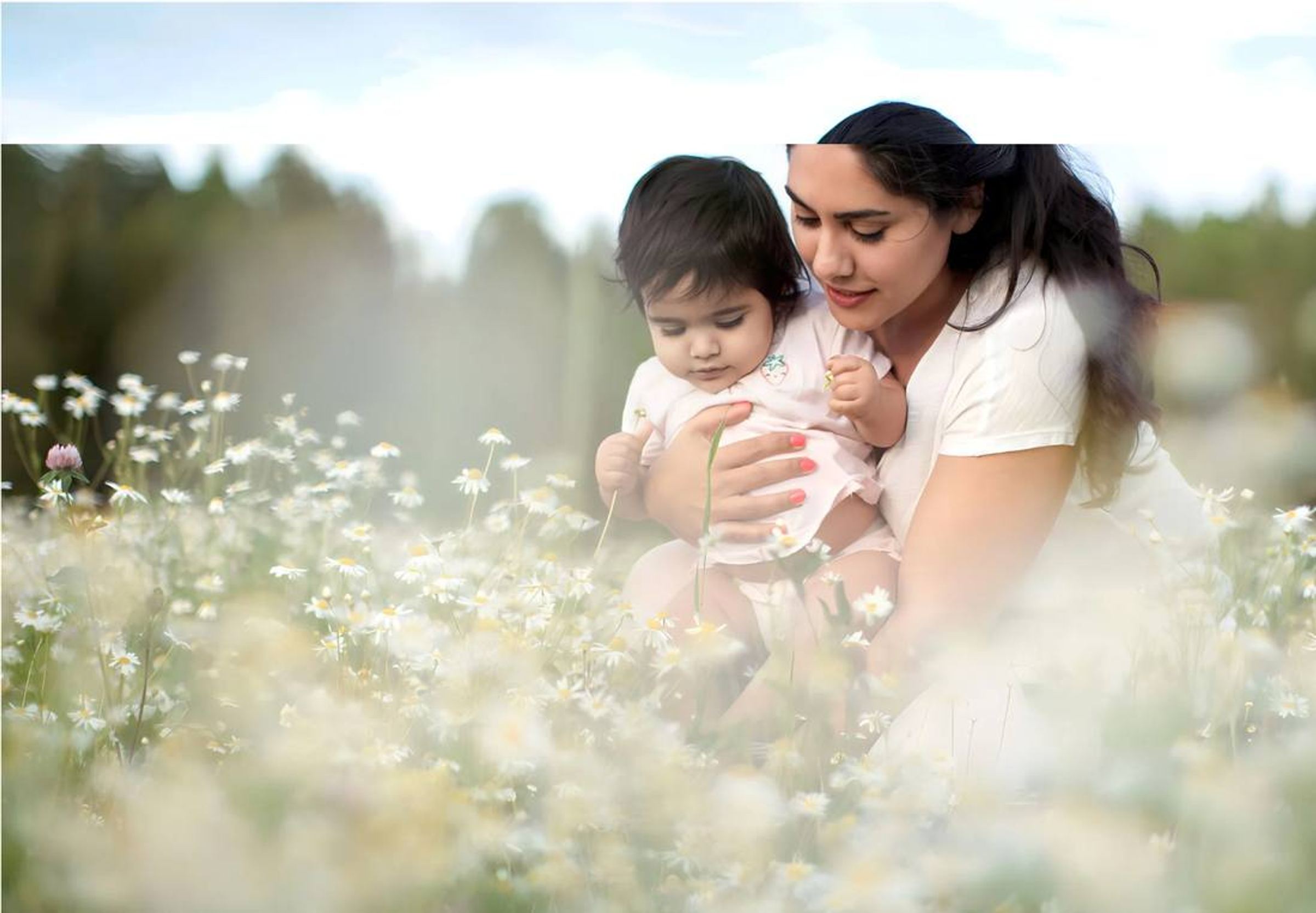 Mamma och bebis i äng