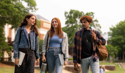 étudiants marchants vers la salle de classe
