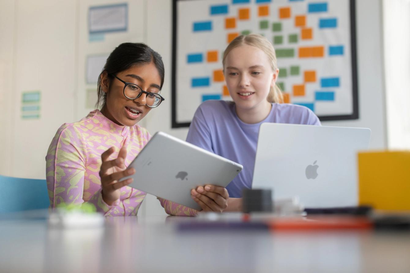 Personne tenant un Ipad