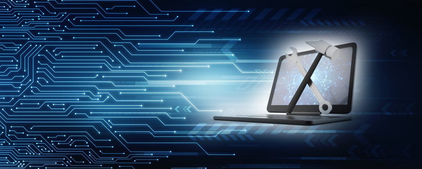 Pc portable supporté d'une masse et une clé entrecroisée sur son écran sur un fond sombre incrusté de liaisons de carte mère