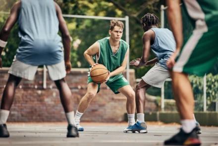 Un joueur de basket balle à la main en pleine action