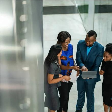 groupe discutant dans un couloir