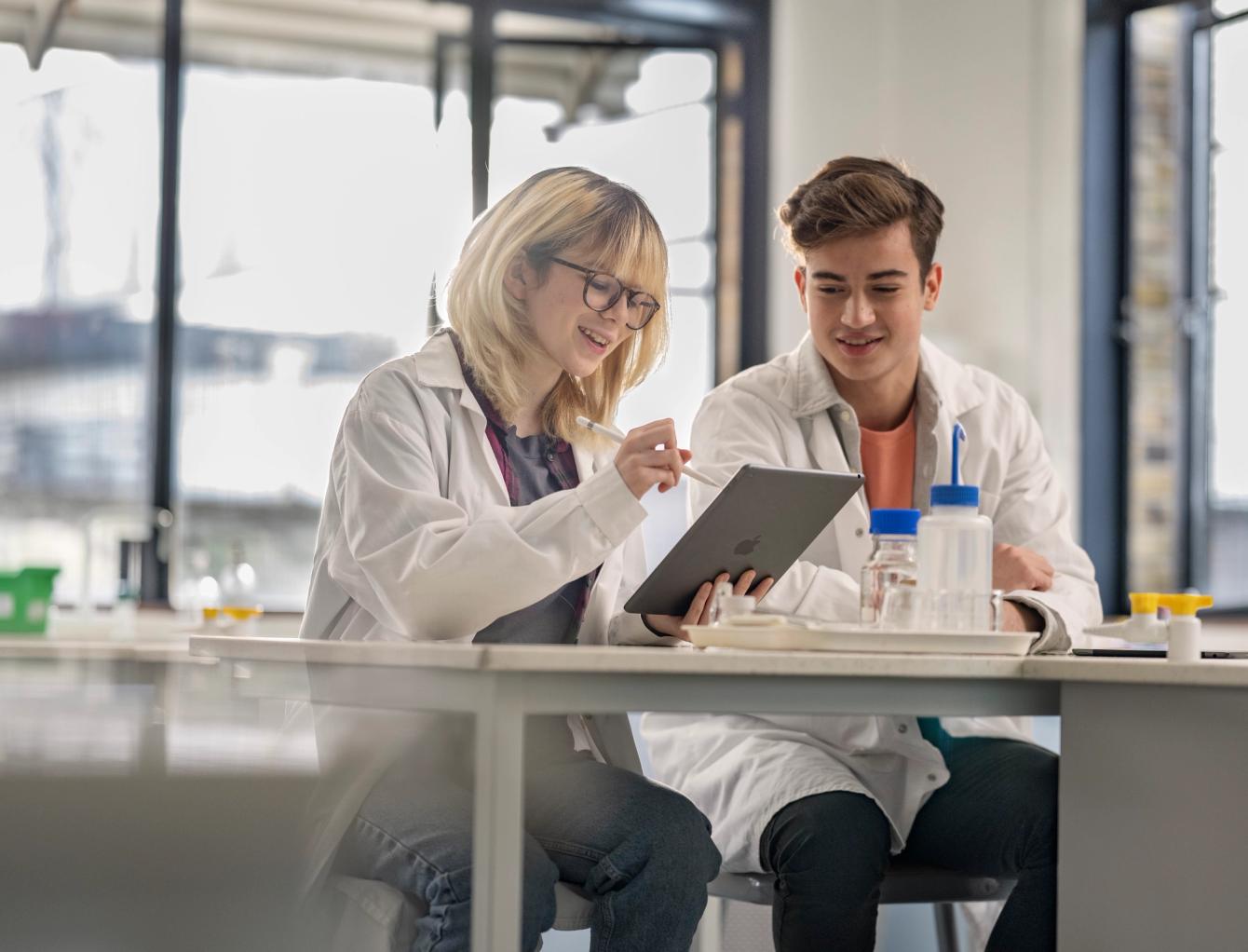 Des chercheurs qui travaillent sur une tablette Apple