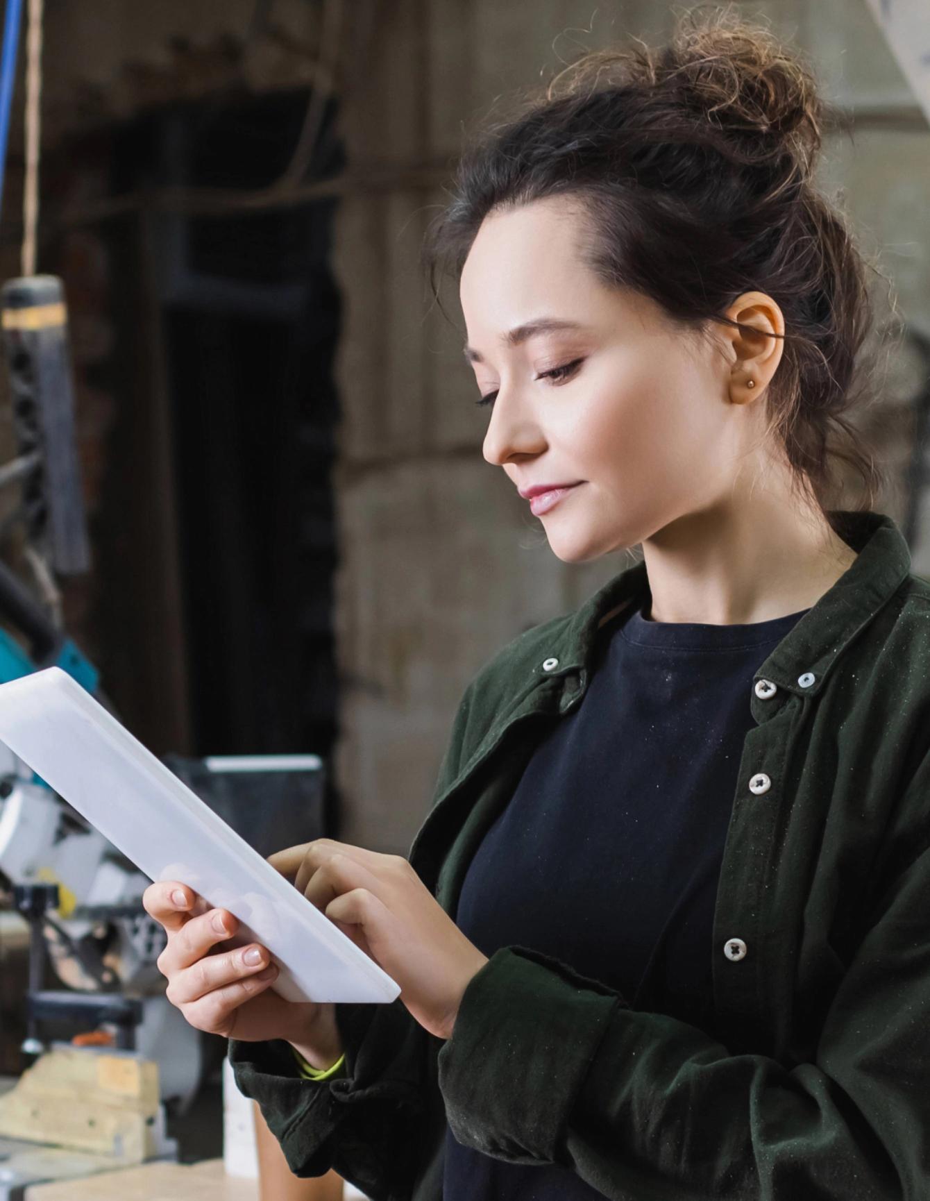 femme tenant un document dans sa main