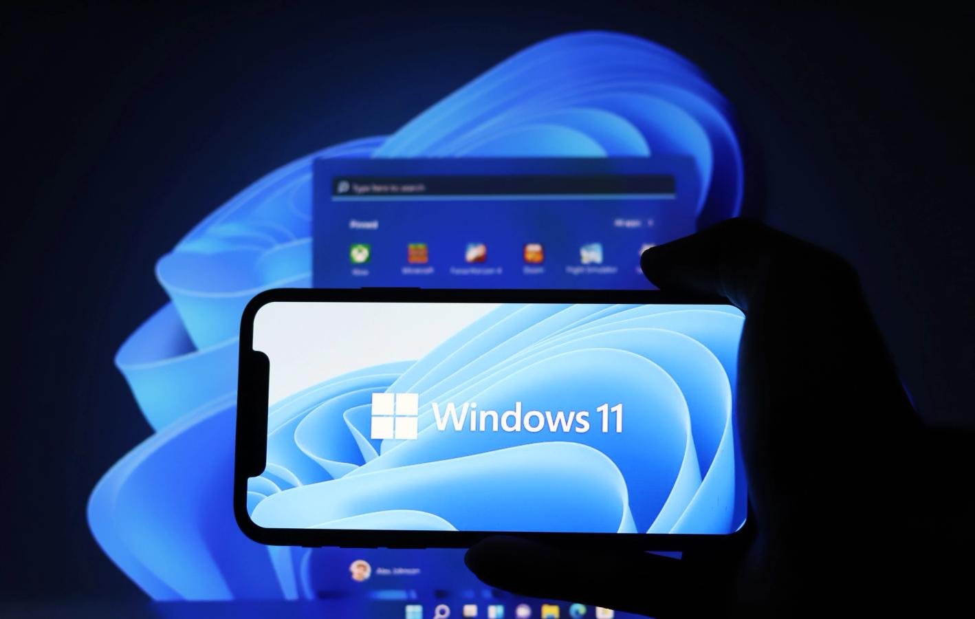 écran de smartphone affichant le logo Windows 11 sur un fond noir
