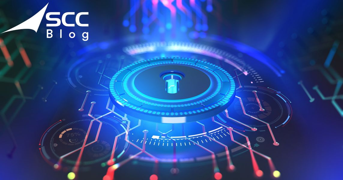 Serrure à plat posée sur un processeur informatique entouré d'un halo bleu sur fond sombre