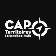 Un groupe de personnes participant à une réunion dans un bureau, échangeant des idées et des informations.