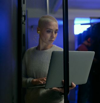 femme travaillant sur un pc portable
