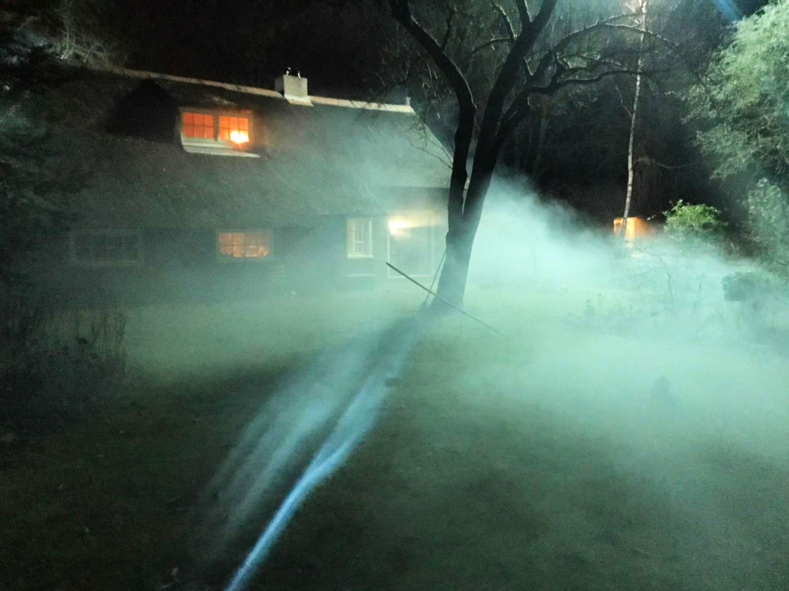 een spookachtig huis die in de mist staat