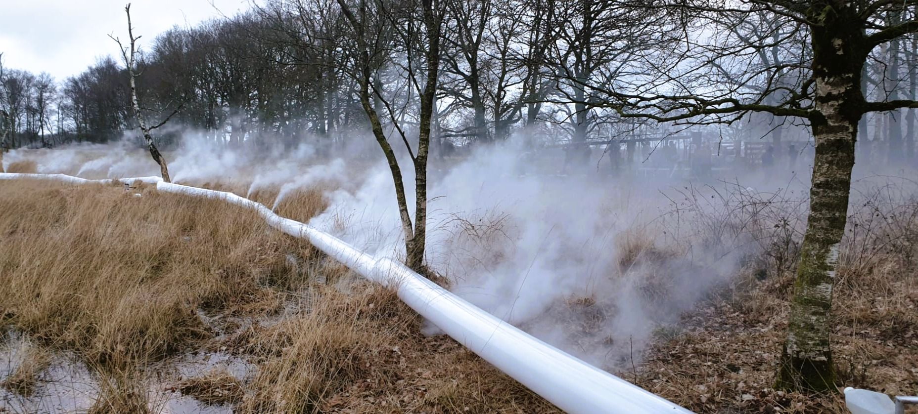 Een buis systeem waaruit mist ontstaat voor een film set