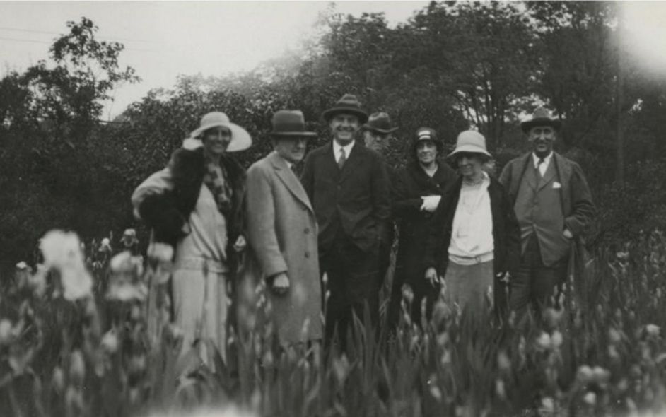 Visitors to the Kirkland iris gardens