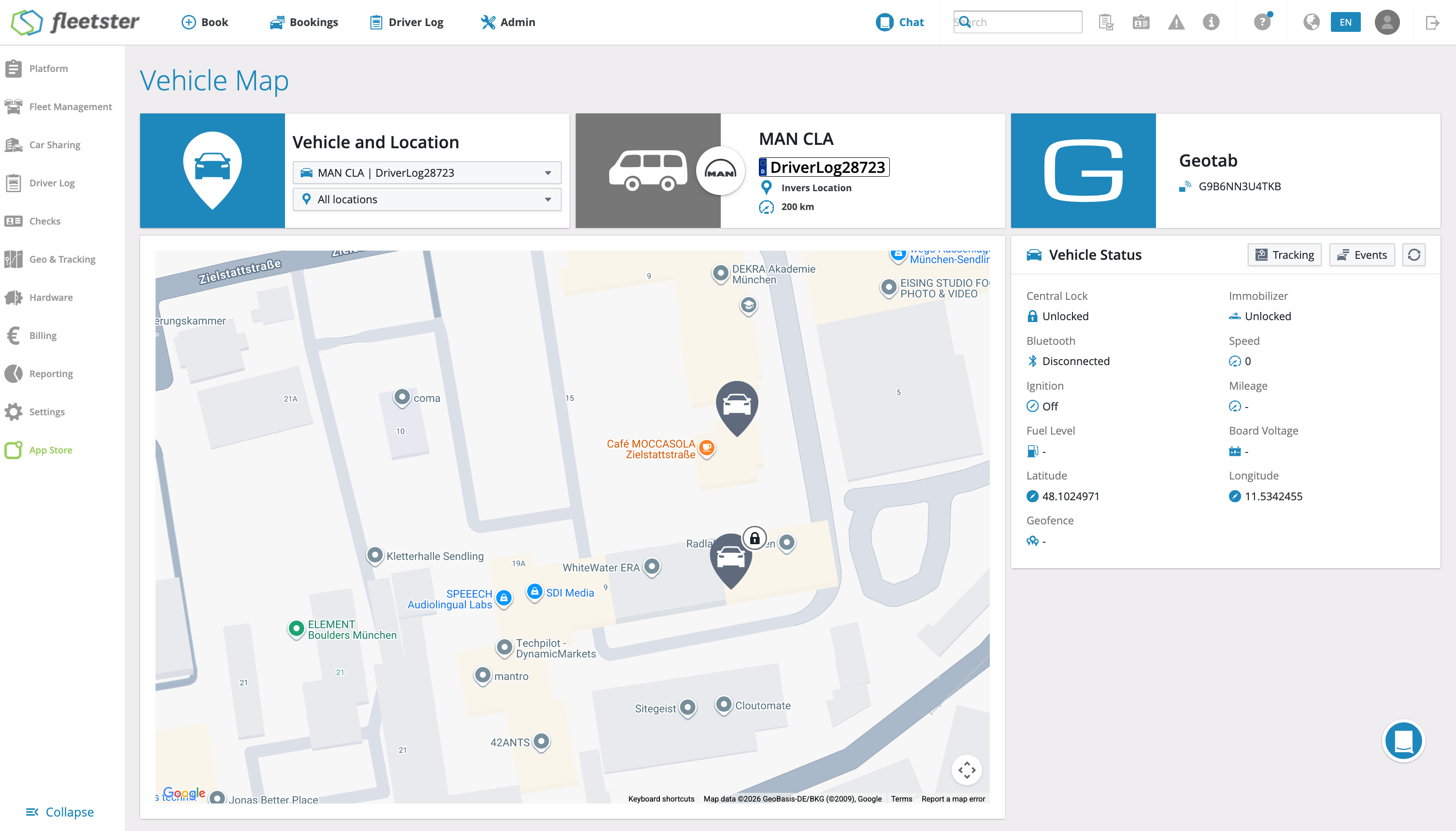 Die fleetster-Fahrzeugkarte in der neuen Oberfläche mit einem ausgewählten MAN CLA und seiner Geotab-Telematikeinheit, Fahrzeugmarkierungen auf einer Karte von München und einem Statusbereich mit Zentralverriegelung, Wegfahrsperre, Zündung, Tankfüllstand, Kilometerstand und Koordinaten.