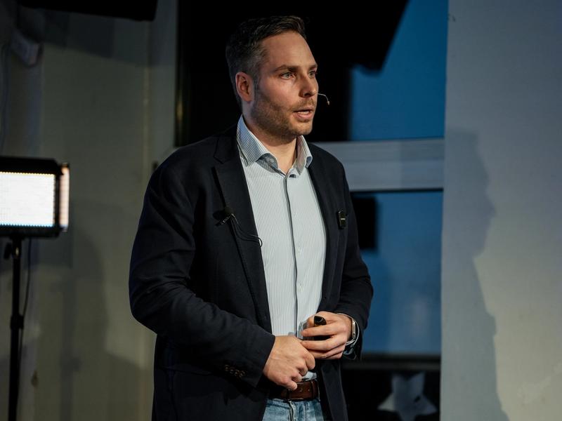 Tim Ruhoff gives the opening speech