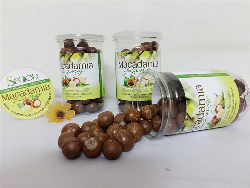 Macadamia nuts with shell, cracked