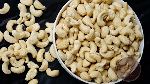 Fresh shelled cashews