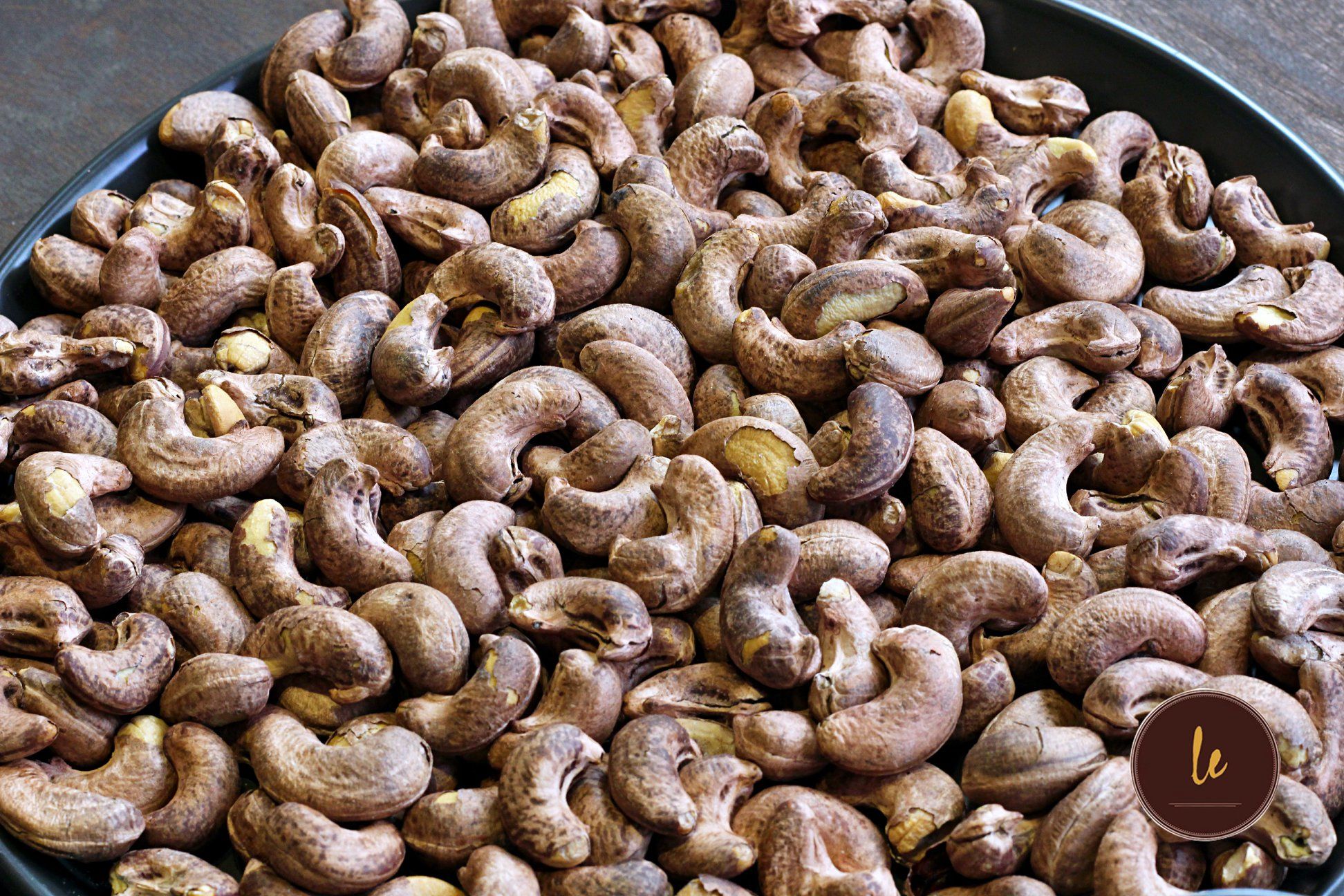 Unsalted roasted cashews with shell