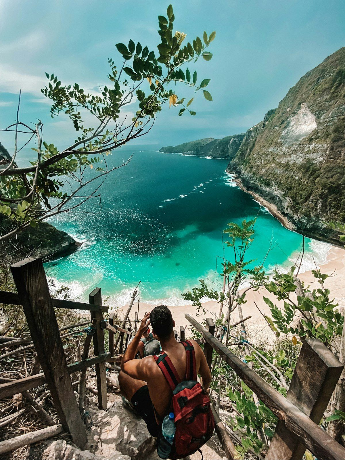A turquoise hidden cove on Bali’s cliffed coast