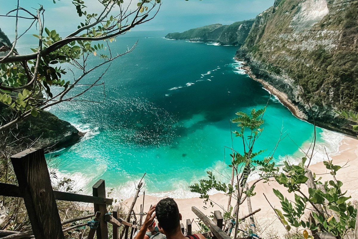 A turquoise hidden cove on Bali’s cliffed coast