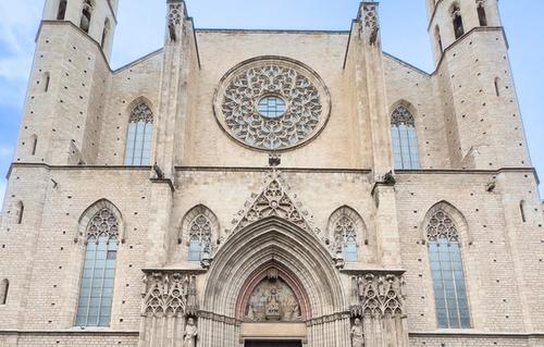 Interior of Santa Maria del Mar with tall Gothic columns