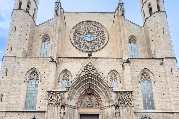 Interior of Santa Maria del Mar with tall Gothic columns