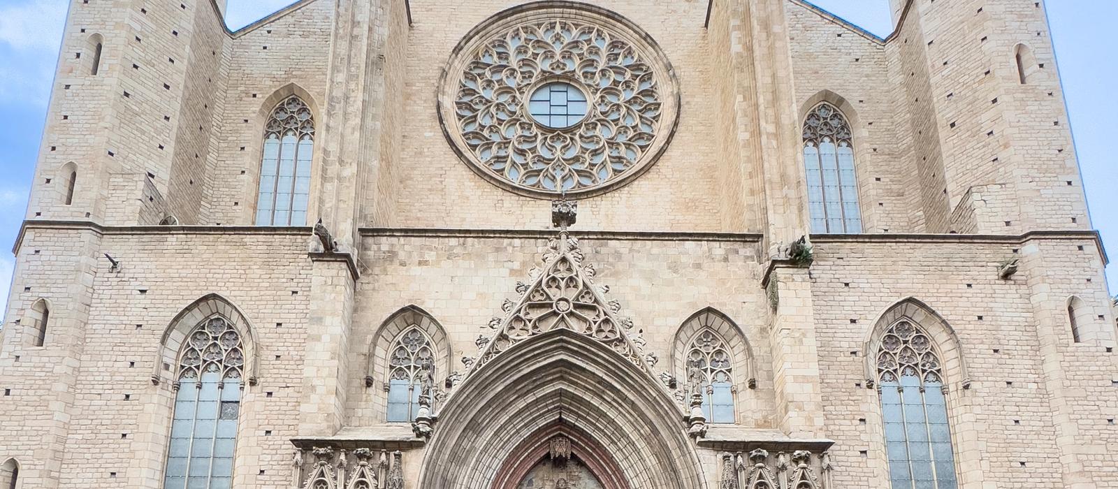 Interior of Santa Maria del Mar with tall Gothic columns