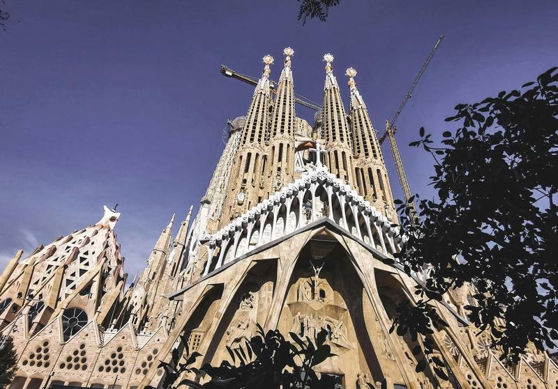 Aerial view of Eixample’s grid layout and chamfered corners
