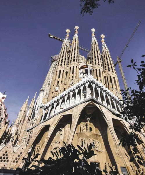 Aerial view of Eixample’s grid layout and chamfered corners
