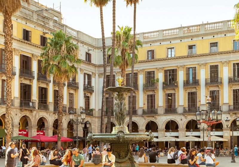 Narrow medieval streets and boutique shops in El Born