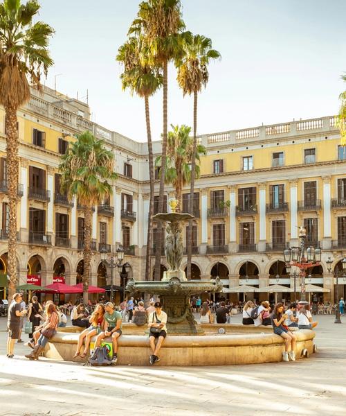 Narrow medieval streets and boutique shops in El Born