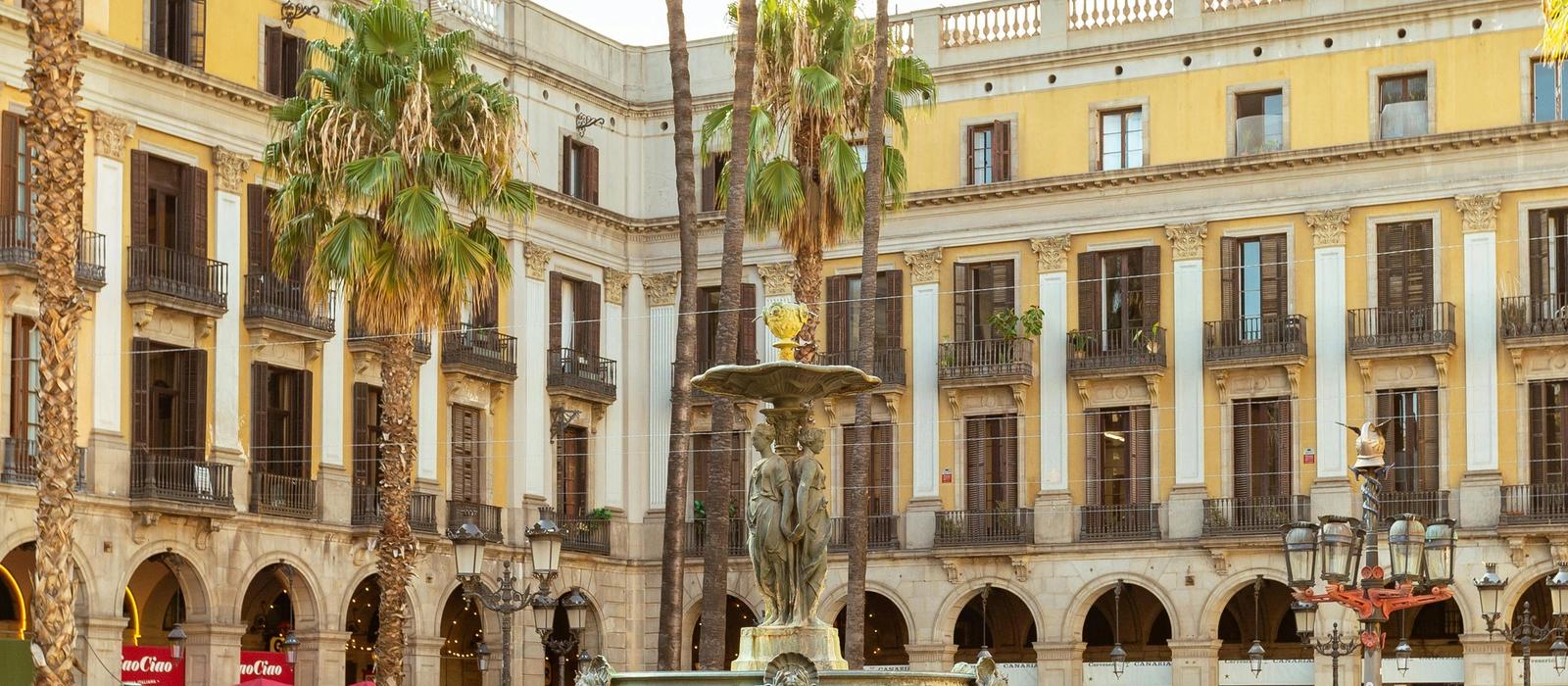 Narrow medieval streets and boutique shops in El Born