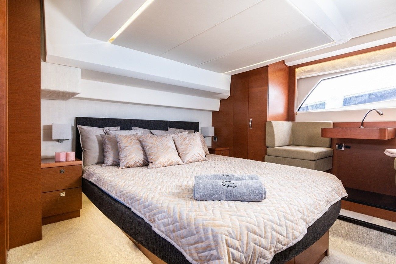 La Brisa — Prestige 50 — yacht charter in Puerto Banús and Sotogrande · photo 3