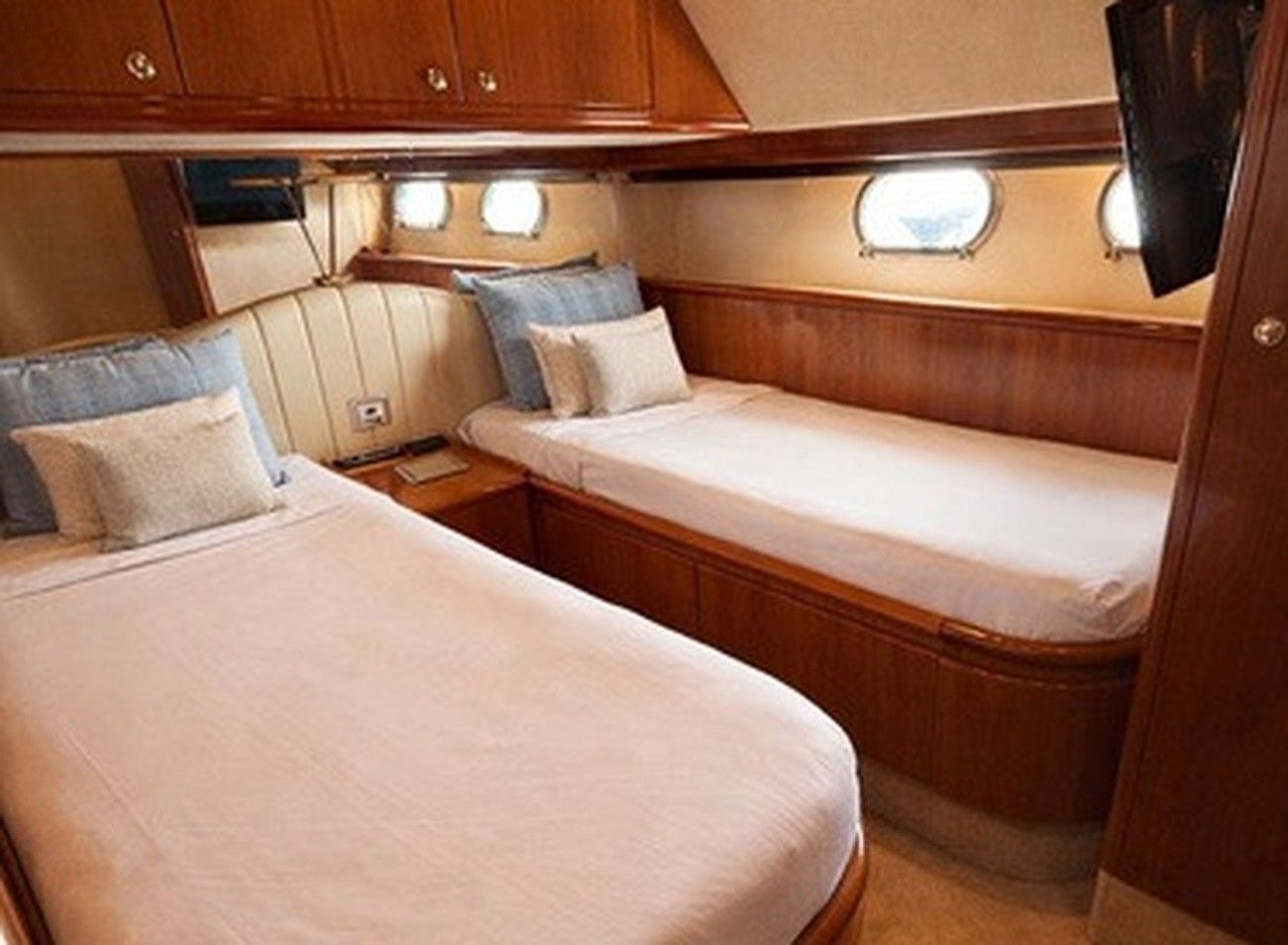 Ferretti 680 — yacht charter in Puerto Banús and Sotogrande · photo 5
