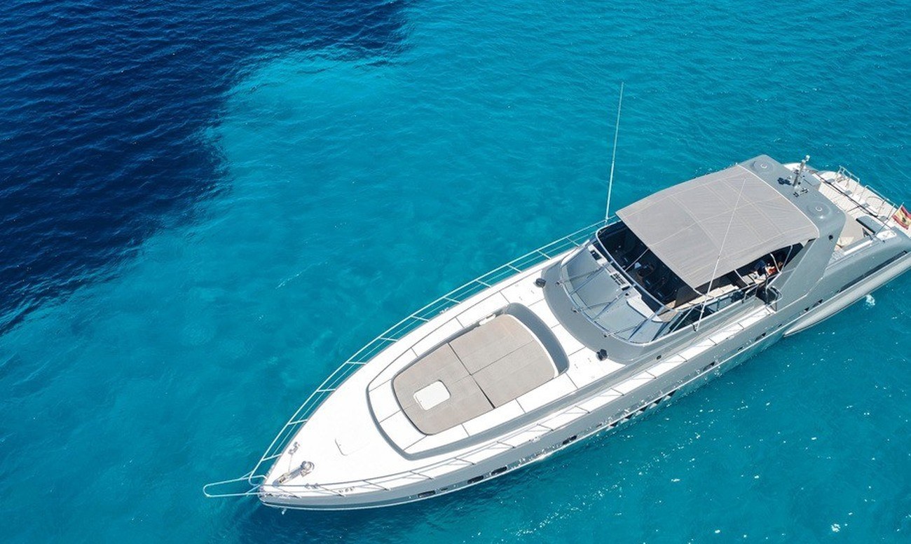 Happy Hour — Mangusta 80 Happy Hour — Mangusta 80 — yacht charter in Puerto Banús and Sotogrande · photo 3