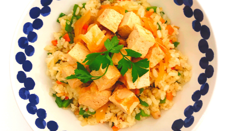 Arroz con tofu encebollado