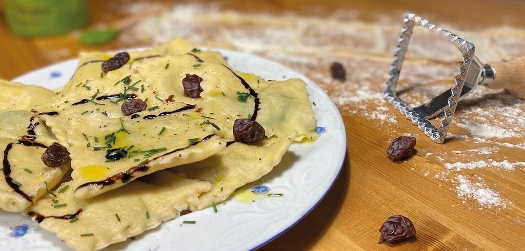 Amasa, estira y rellena: raviolis de pesto de espinacas y pasas