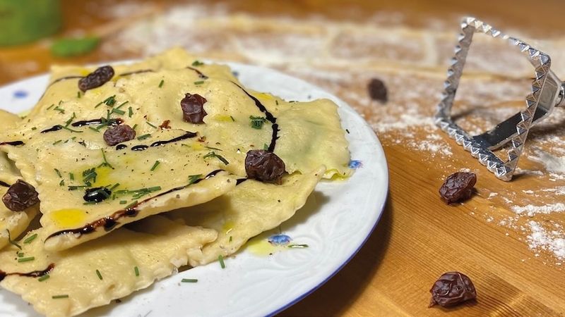 Amasa, estira y rellena: raviolis de pesto de espinacas y pasas