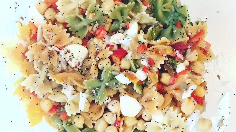 ¡Con una ensalada de legumbres y pasta basta!
