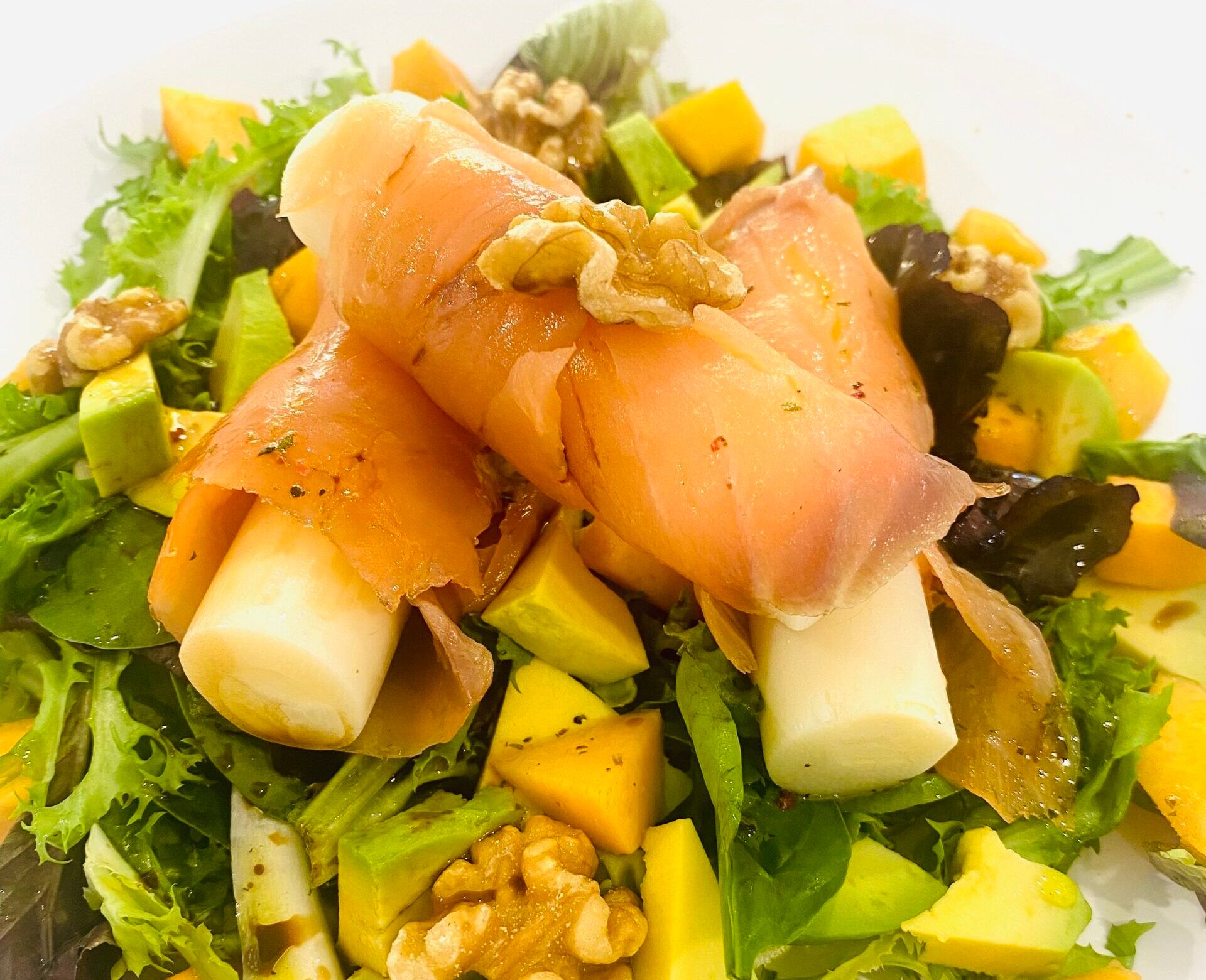 Para empezar con buen sabor el veranito, una ensalada con salmón y palmito