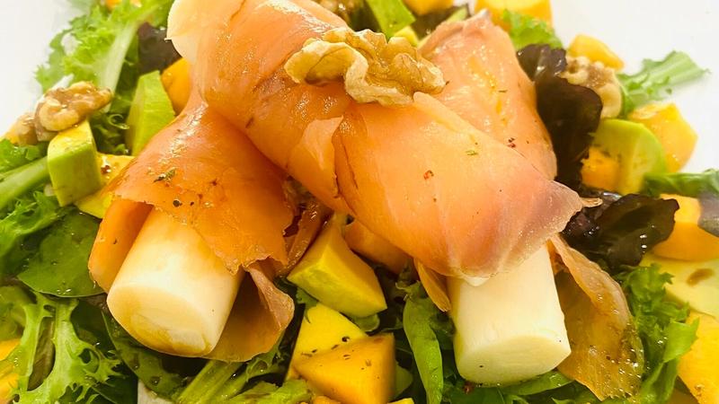 Para empezar con buen sabor el veranito, una ensalada con salmón y palmito