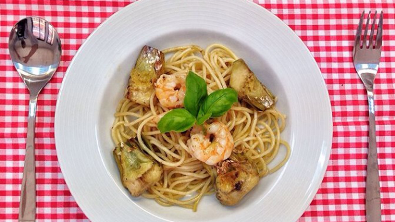 Receta de espaguetis con langostinos y alcachofas