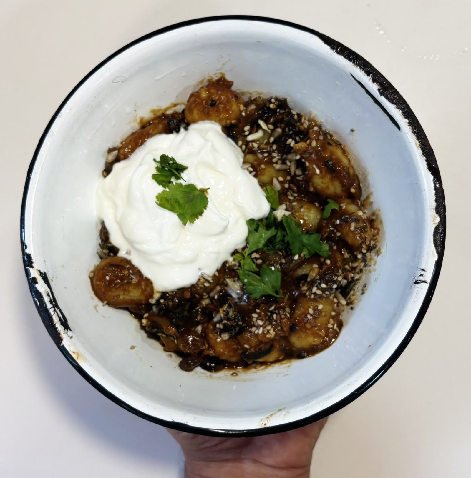 Ñoquis con curry, coco, pasas y yogur