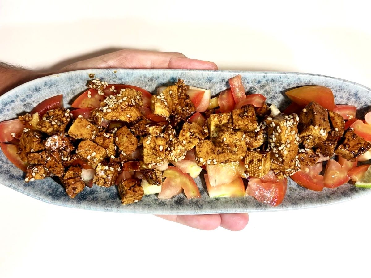 Descubre el tofu: qué es, propiedades y una receta exprés que te encantará