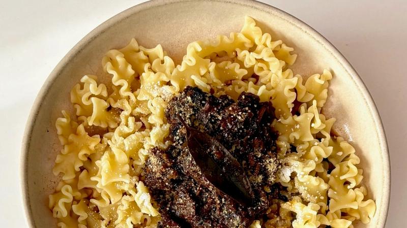 Pasta a la genovesa. Cocina lenta, sabor profundo