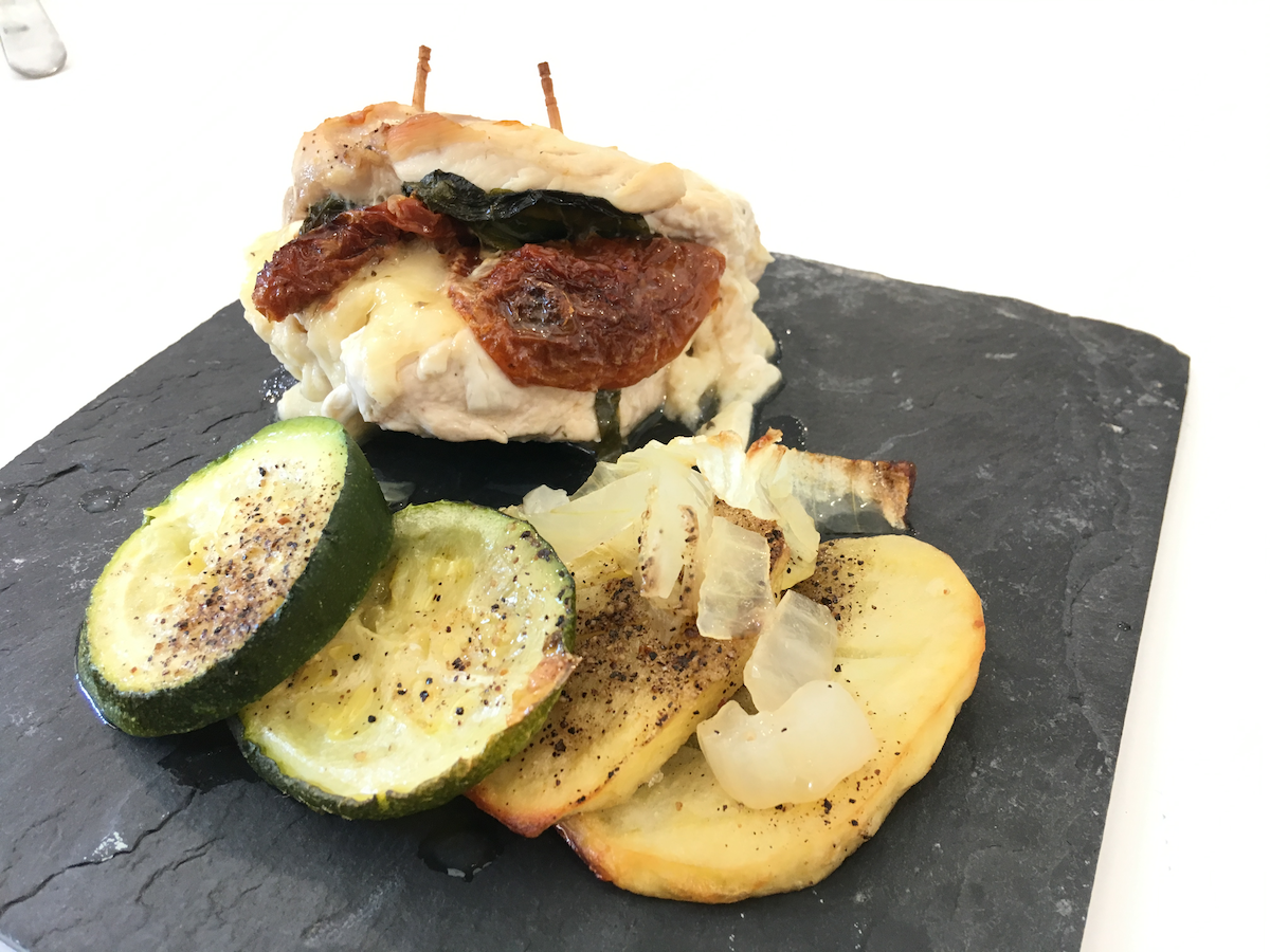 Pechuga rellena caprese y pesto
