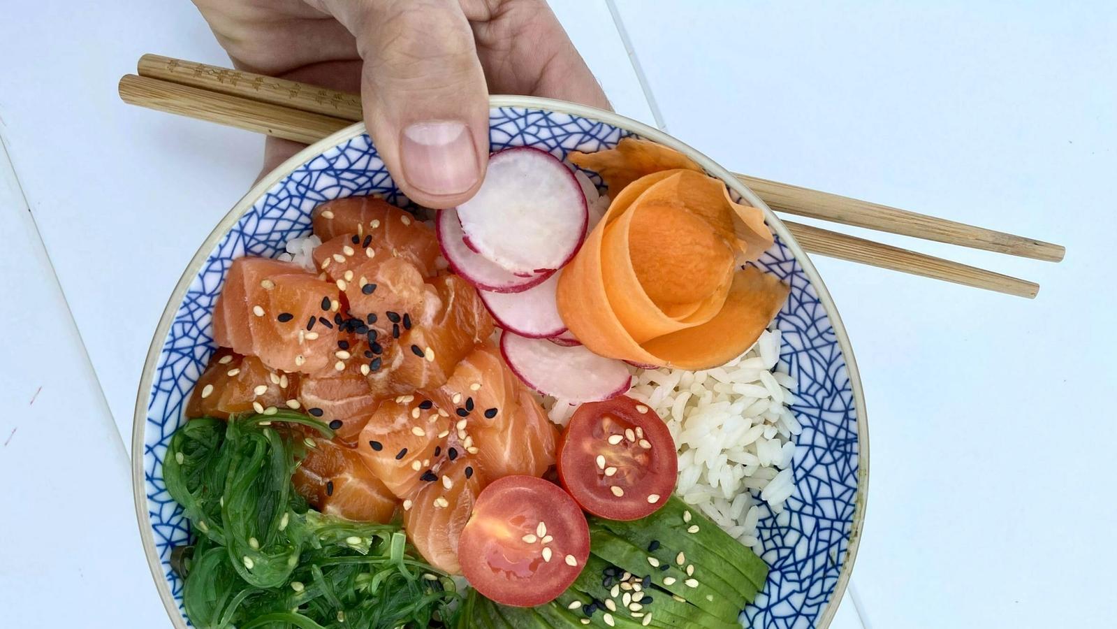 ¿”Poké” está tan de moda el POKÉ BOWL?